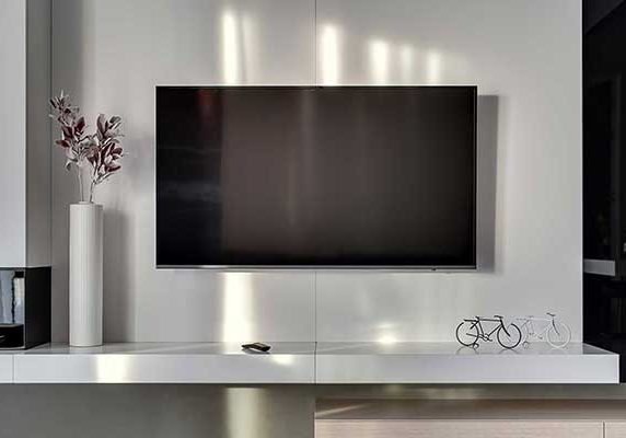 Horizon-4 TV on wall
